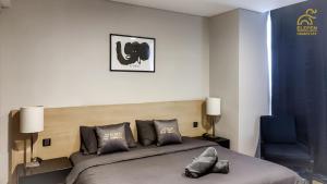 a bedroom with a bed and a blue chair at Comfy King The Straits Suite 715 by Elefen Homestay in Melaka