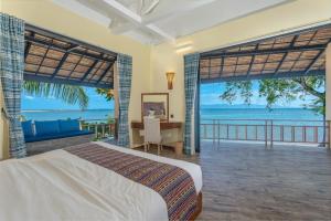 Postel nebo postele na pokoji v ubytování Absolute Beachfront Resort + 37 fotografií