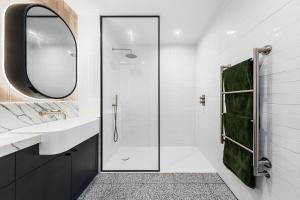 La salle de bains est pourvue d'une douche, d'un lavabo et d'un miroir. dans l'établissement Central London New 2 bedroom flat Riverview Balcony, à Londres