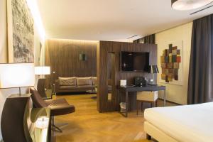 Divina Luxury Hotel في روما: غرفة في الفندق مع سرير ومكتب