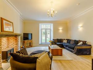 sala de estar con sofás y chimenea en 4 Bed in Chulmleigh 85596 en Chulmleigh