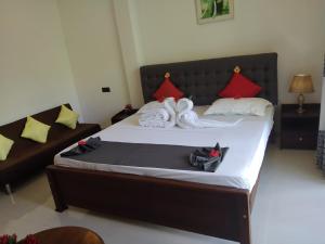 سرير أو أسرّة في غرفة في Hotel Sapid Luck Yala Safari