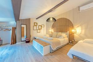 1 dormitorio con 2 camas y suelo de madera en L'Oliveraie d'Eurocentre - Toulouse Nord, en Castelnau-dʼEstrétefonds