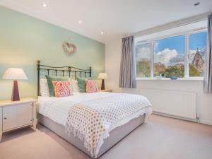 una camera con un grande letto e una finestra di 4 Bed in Finsthwaite SZ438 a Lakeside