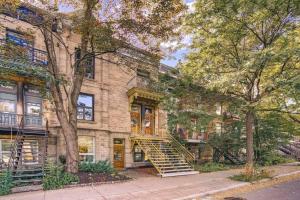 un bâtiment en briques avec un escalier en face de celui-ci dans l'établissement Plateau Mt-R à 2 pas des métros Laurier & Rosemont, à Montréal