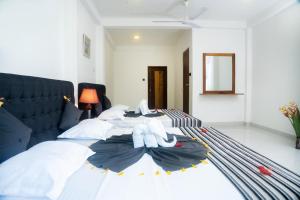 سرير أو أسرّة في غرفة في Hotel Sapid Luck Yala Safari