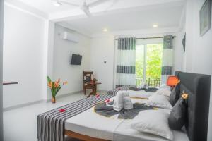1 dormitorio con 2 camas y ventana en Hotel Sapid Luck Yala Safari, en Tissamaharama