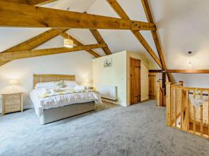 1 dormitorio con cama grande y techo de madera en 6 Bed in Great Torrington 81519, en Great Torrington