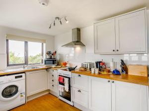A kitchen or kitchenette at 3 Bed in Todmorden 82953
