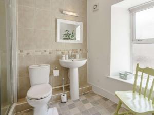 ペンブロークにある3 Bed in Pembroke 83322のトイレと洗面台付きのバスルーム +17枚の写真