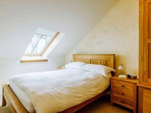 una camera con un grande letto e una finestra di 3 Bed in Braunton 86704 a Braunton