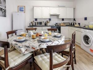 een keuken met een tafel met eten erop bij 3 Bed in Pembroke 83322 in Pembroke