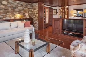 uma sala de estar com um sofá e uma televisão em Plan de Beret by FeelFree Rentals em Naut Aran