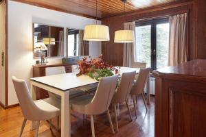 uma cozinha e sala de jantar com mesa e cadeiras em Plan de Beret by FeelFree Rentals em Naut Aran