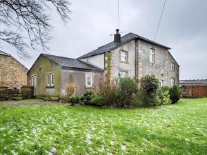 an old stone house in a field of grass at 1 bed in Dearham SZ069 in Dearham