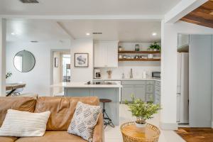 un soggiorno con divano e cucina di Pickleball Court - Walk to AT&T Stadium, Globe Life, Six Flags, Texas Live! & more ad Arlington