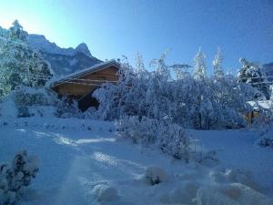 Zdjęcie z galerii obiektu appartement cosy style montagne avec jardin w mieście La Maure