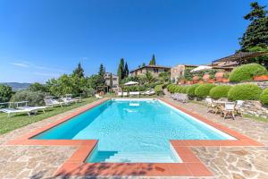 Bazén v ubytovaní Agriturismo Fattoria Santo Stefano alebo v jeho blízkosti