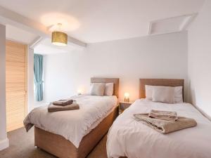a bedroom with two beds with towels on them at 2 Bed in Reepham 85833 in Cawston