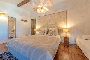 Un pat sau paturi într-o cameră la L'Oliveraie d'Eurocentre - Toulouse Nord