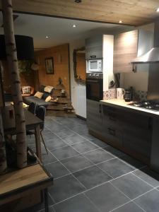 Zdjęcie z galerii obiektu appartement cosy style montagne avec jardin w mieście La Maure