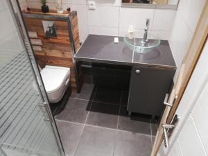 Zdjęcie z galerii obiektu appartement cosy style montagne avec jardin w mieście La Maure