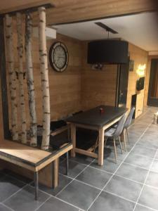 Zdjęcie z galerii obiektu appartement cosy style montagne avec jardin w mieście La Maure