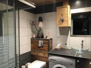 Zdjęcie z galerii obiektu appartement cosy style montagne avec jardin w mieście La Maure