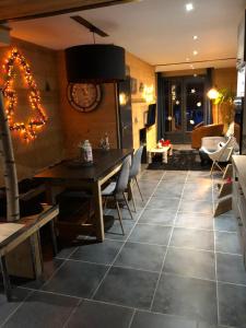 Zdjęcie z galerii obiektu appartement cosy style montagne avec jardin w mieście La Maure