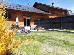 Zdjęcie z galerii obiektu appartement cosy style montagne avec jardin w mieście La Maure