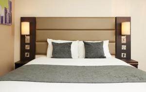 Tempat tidur dalam kamar di The Quays by Greene King Inns