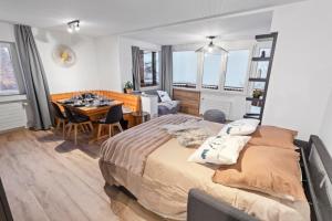 a bedroom with a bed and a dining room at Appartement rénové avec sauna privé in Saas-Fee