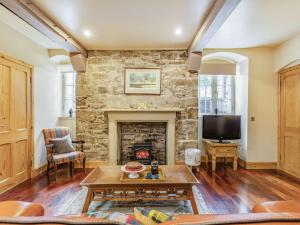 a living room with a fireplace and a tv at 1 Bed in Crieff 87497 in Crieff