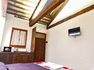 - une chambre avec un lit et une télévision à écran plat dans l'établissement Venice Rainbow apartments San Zaccaria, à Venise