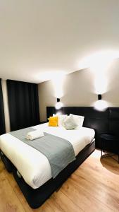 1 dormitorio con 1 cama grande con 2 luces. en Apartamento Sociedade Farmaceutica, en Lisboa