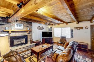 sala de estar con sofá y chimenea en Aspen Ridge en South Lake Tahoe