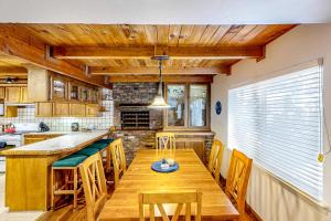 cocina con mesa de madera y sillas en Aspen Ridge, en South Lake Tahoe