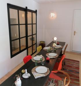 a dining room with a black table and red chairs at lassù minihotel 