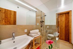 Koupelna v ubytování Langstein Wohnung Rose + 15 fotografií