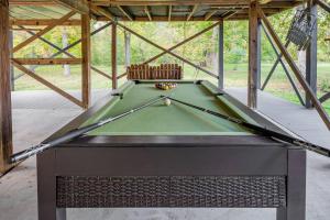 uma mesa de bilhar no interior de um pavilhão em Riverfront Cabin wFirepit Pool Table Porch WiFi em Hedgesville