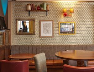 Televisyen dan/atau pusat hiburan di The Quays by Greene King Inns