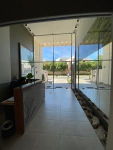 um corredor de uma casa com grandes portas de vidro em Departamento Vista al mar con estacionamiento em Concón