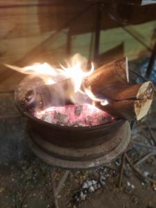 um pote de comida numa grelha com fogo em Complejo PG HENTAI em Jesús María
