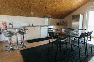 eine Küche mit einem Tisch und Stühlen im Zimmer in der Unterkunft Akicity Vagos Simple in Ponte de Vagos