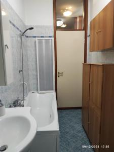 a bathroom with a sink and a bath tub at CASA DI LORY in Milan