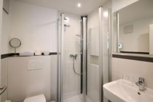 La salle de bains est pourvue d'une douche, de toilettes et d'un lavabo. dans l'établissement Ferienhof Walter, à Fribourg-en-Brisgau