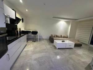 sala de estar con sofá y mesa en Lumos SPA ALL-IN apartment in Luxury resort full facilities en Alanya
