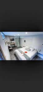 Hotel la piscine في فيلي سور مير: غرفة نوم بسرير كبير ومكتب