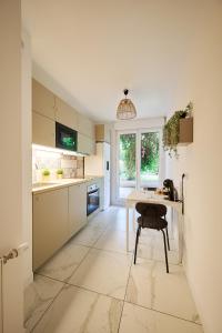 Virtuvė arba virtuvėlė apgyvendinimo įstaigoje YELLOW House - Terrasse - Proche Paris et transports - Tout équipé
