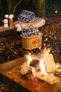 een picknick met een mand boven een vuur bij The West End - Hawarden Castle in Hawarden